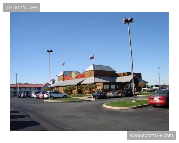 备战期间仍在餐厅打工：次中量级排名第12位的杰夫·尼尔透露赛前在Texas Roadhouse当服务员